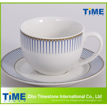 Taza y platillo del té del diseño real